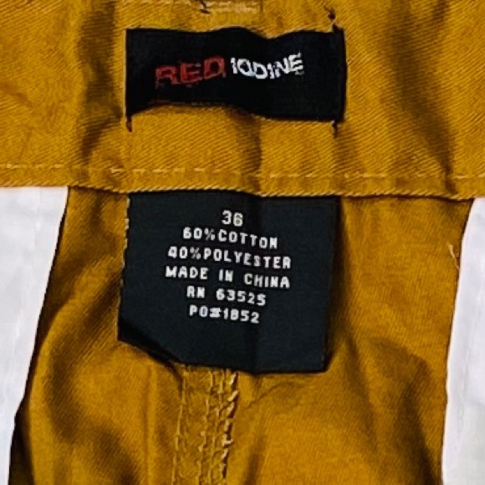 Red Iodine Men’s Short - Picture 4 of 4